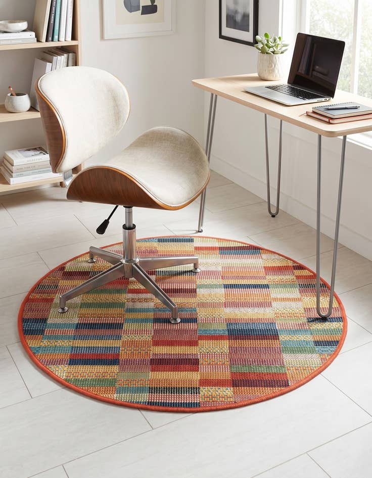 Detail image of 3' 3 x 3' 3 Easy-Clean Baja Indoor / Outdoor Round Rug