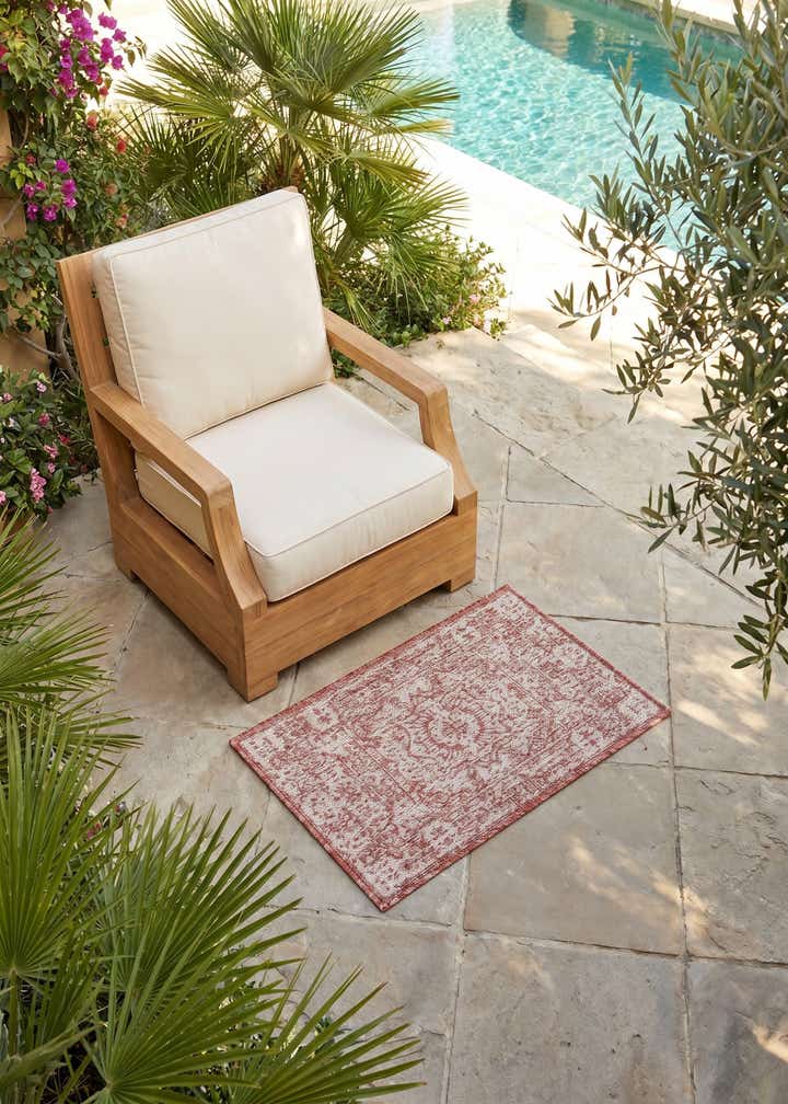 2' x 3' 1 Easy-Clean Traditional Indoor / Outdoor Rug