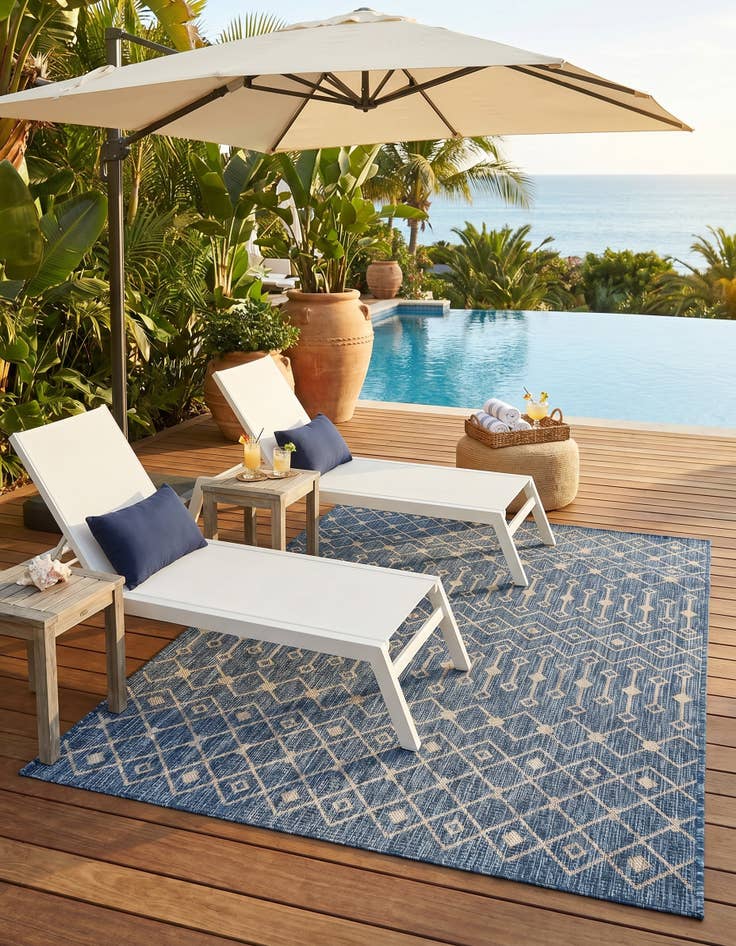 Detail image of 5' 3 x 8' Easy-Clean Lattice Indoor / Outdoor Rug