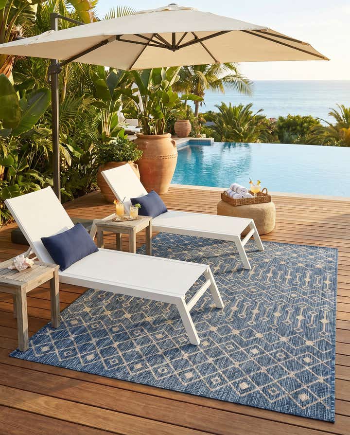 5' 3 x 8' Easy-Clean Lattice Indoor / Outdoor Rug