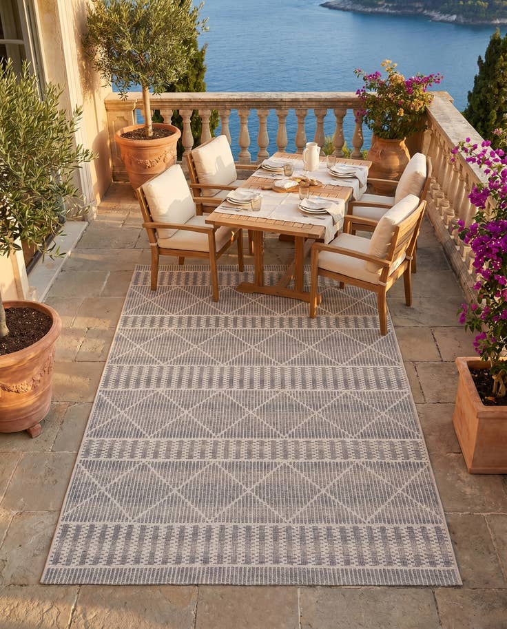 Detail image of 5' 3 x 8' Easy-Clean Trellis Indoor / Outdoor Rug
