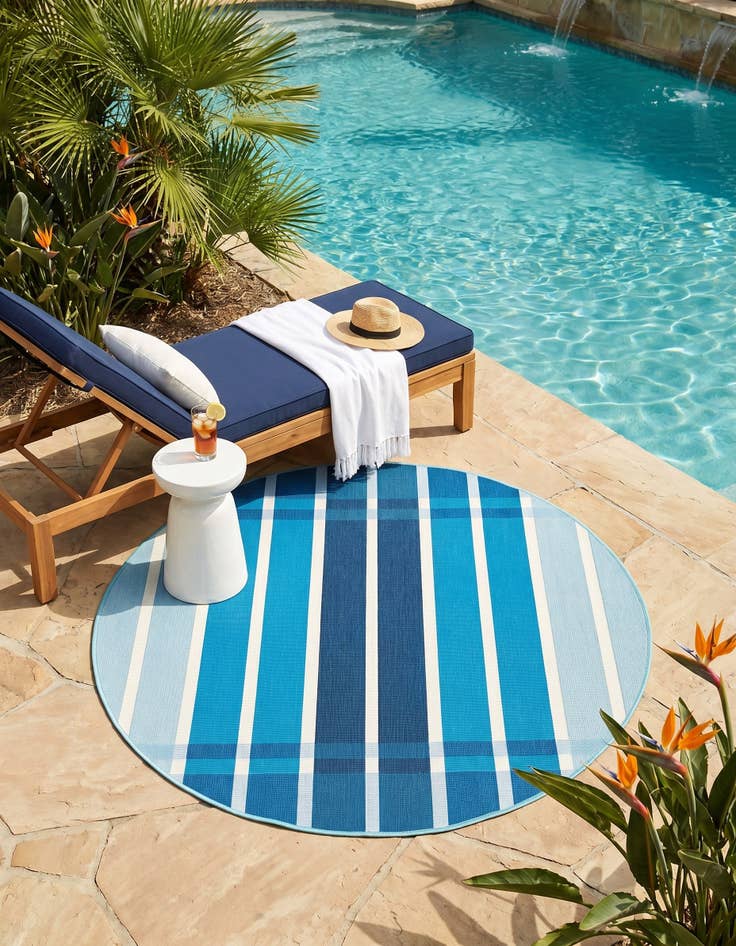 Detail image of 4' x 4' Easy-Clean Striped Indoor / Outdoor Round Rug