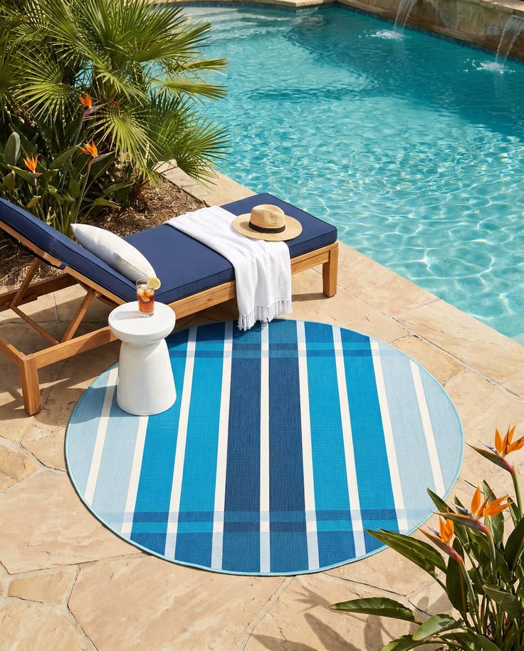 Detail image of 4' x 4' Easy-Clean Striped Indoor / Outdoor Round Rug