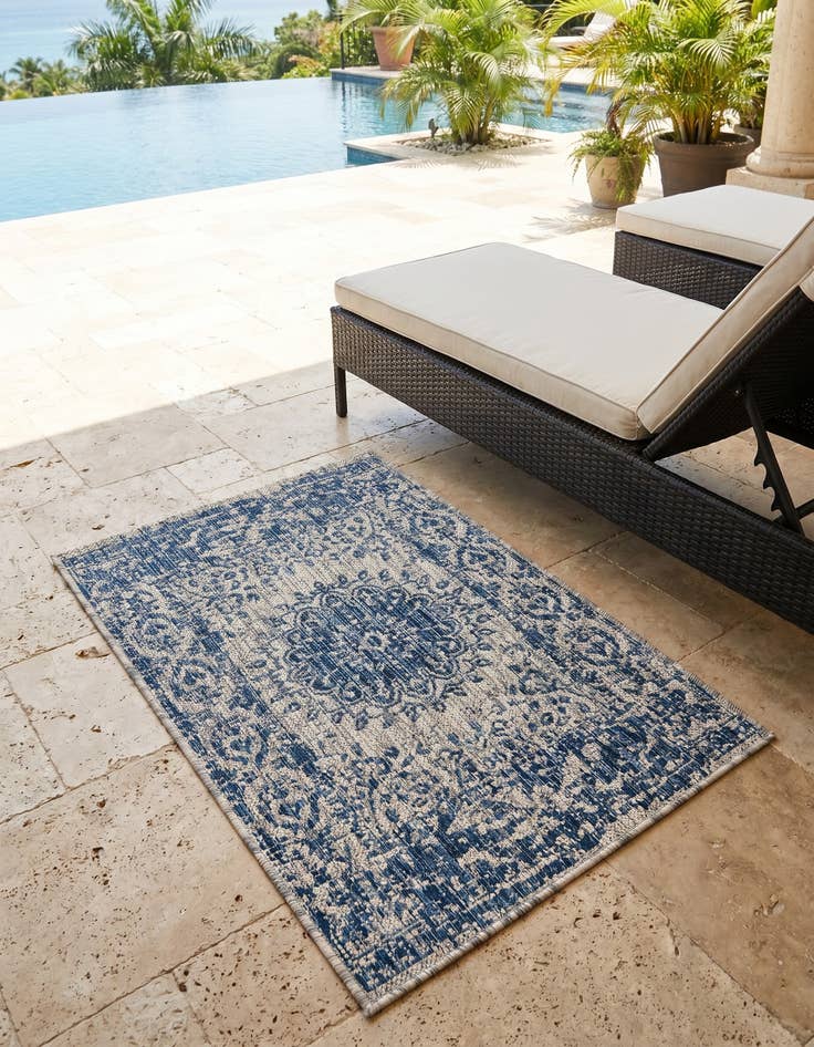 Detail image of 2' x 3' Easy-Clean Traditional Indoor / Outdoor Rug