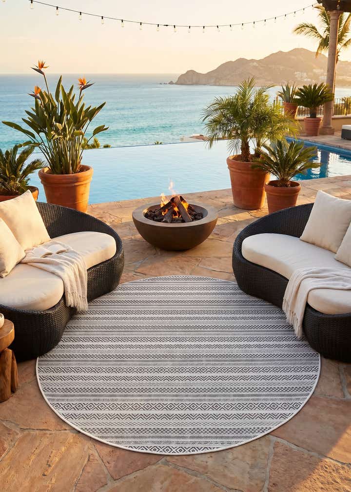 5' 3 x 5' 3 Easy-Clean Striped Indoor / Outdoor Round Rug