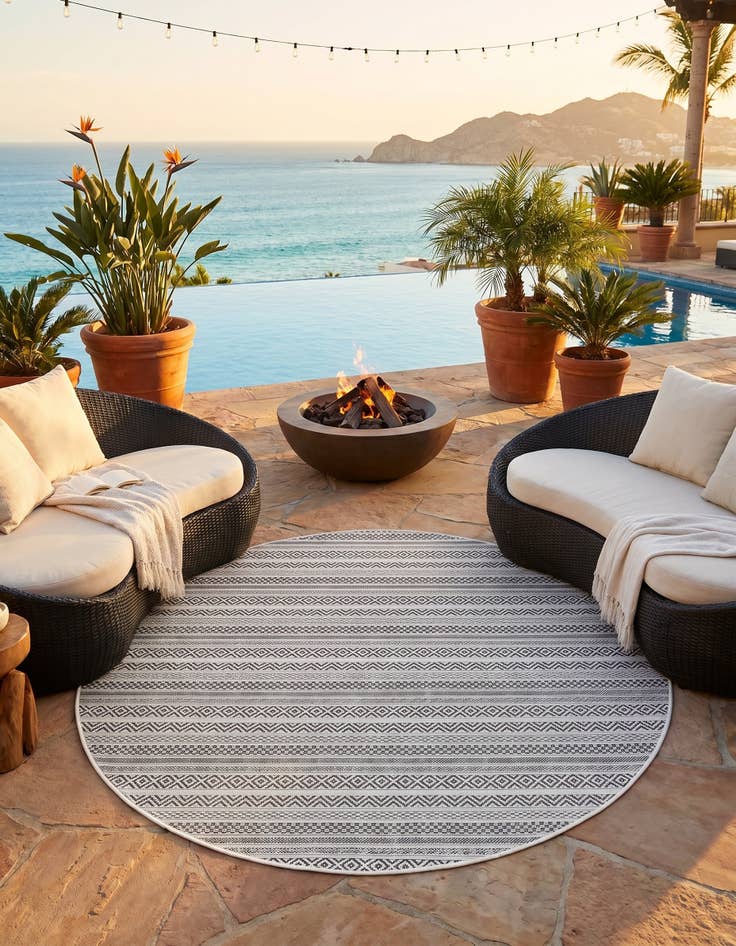 Detail image of 5' 3 x 5' 3 Easy-Clean Striped Indoor / Outdoor Round Rug