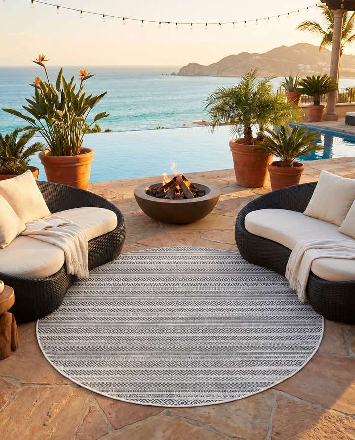 5' 3 x 5' 3 Easy-Clean Striped Indoor / Outdoor Round Rug