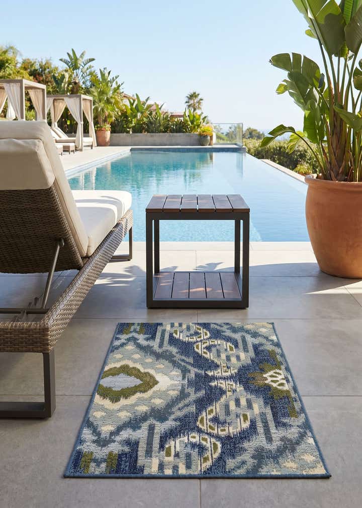 2' 2 x 3' Easy-Clean Modern Indoor / Outdoor Rug