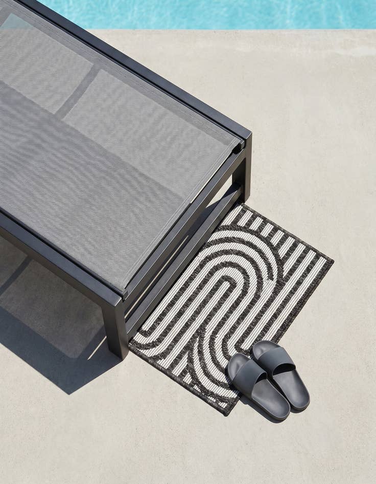 Detail image of 2' x 3' Easy-Clean Modern Indoor / Outdoor Rug