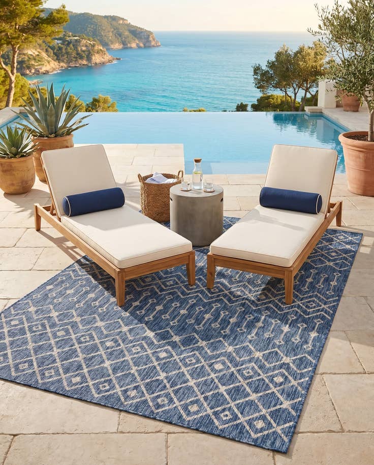 Detail image of 6' x 9' Easy-Clean Lattice Indoor / Outdoor Rug