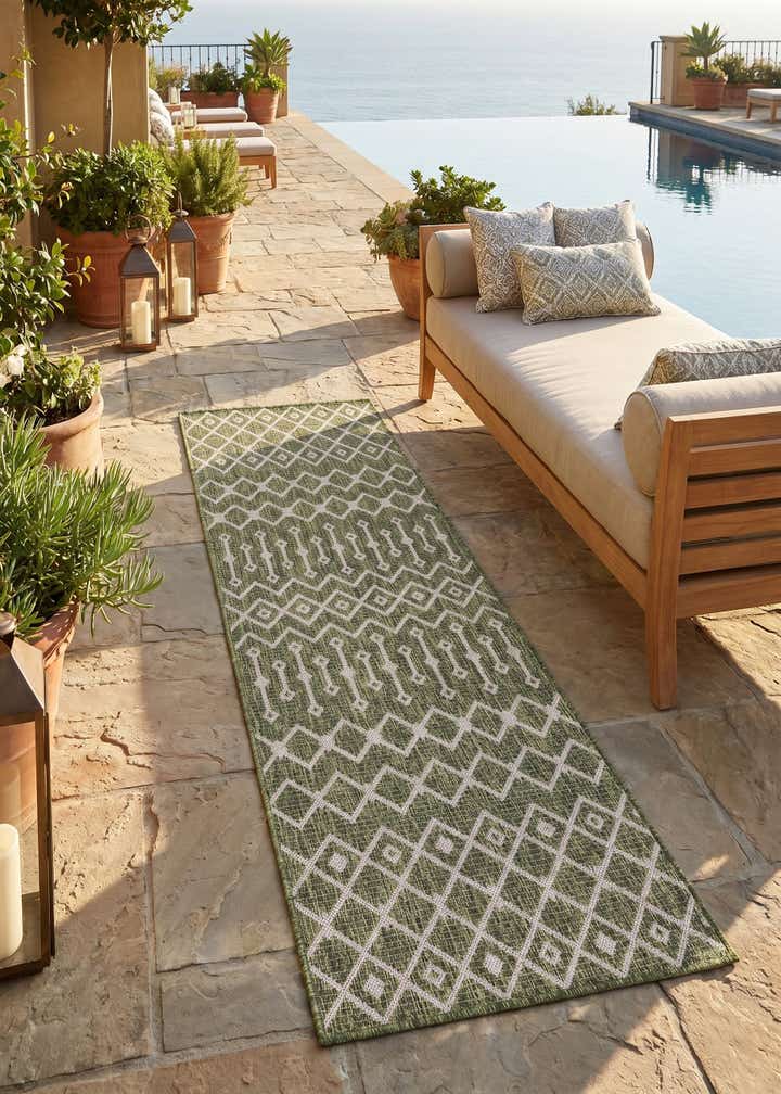 2' x 8' Easy-Clean Lattice Indoor / Outdoor Runner Rug