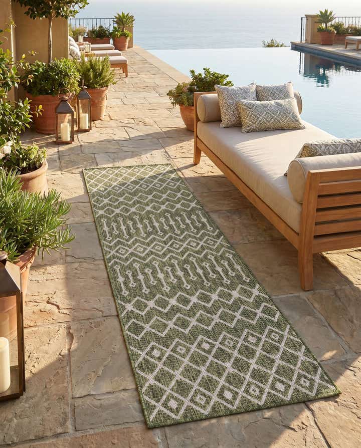 2' x 8' Easy-Clean Lattice Indoor / Outdoor Runner Rug