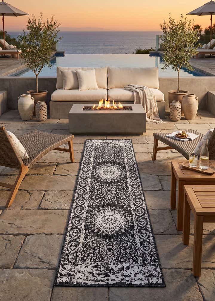 2' x 6' Easy-Clean Traditional Indoor / Outdoor Runner Rug