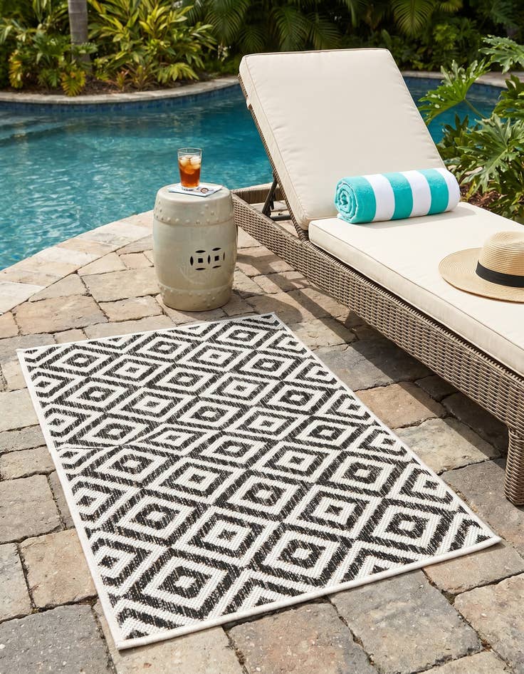 Detail image of 2' x 3' Easy-Clean Jill Zarin Costa Rica Indoor / Outdoor Rug