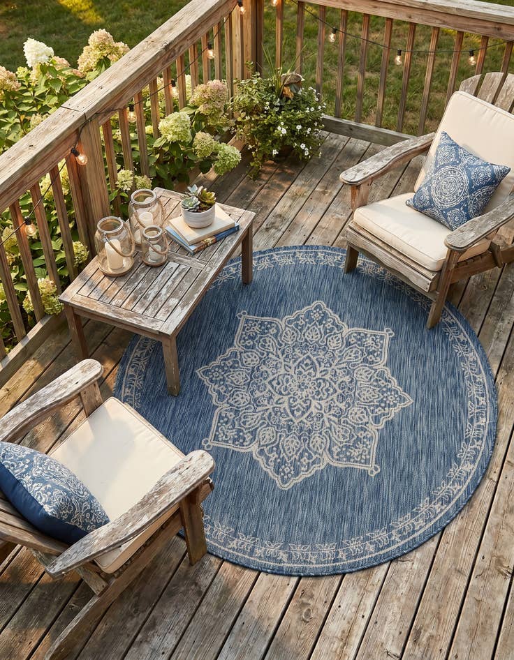 Detail image of 5' 3 x 5' 3 Easy-Clean Traditional Indoor / Outdoor Round Rug