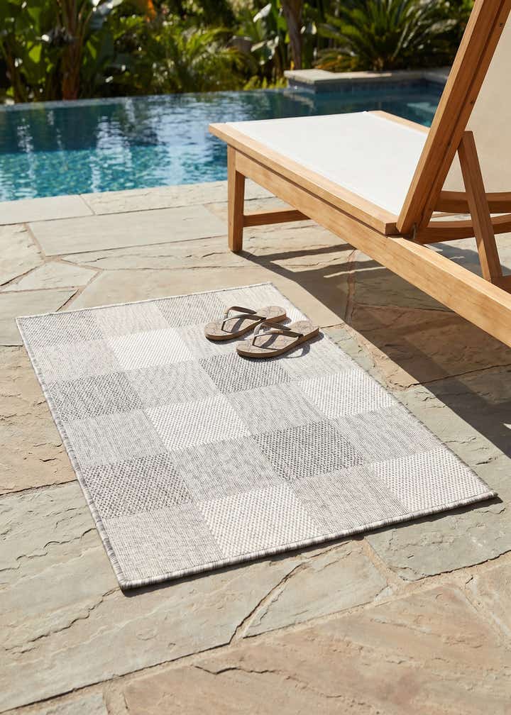 2' x 3' Easy-Clean Checkered Indoor / Outdoor Rug