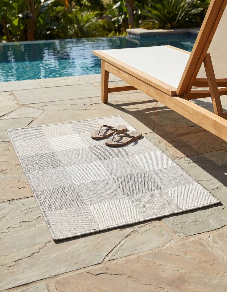 Detail image of 2' x 3' Easy-Clean Checkered Indoor / Outdoor Rug