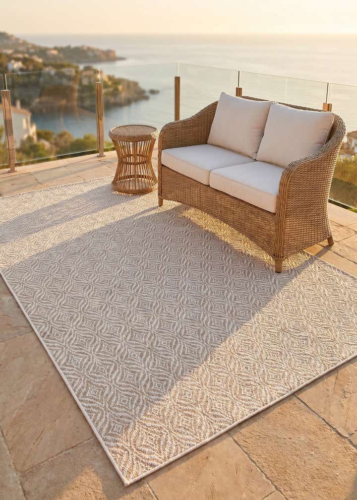 5' 3 x 8' Easy-Clean Trellis Indoor / Outdoor Rug