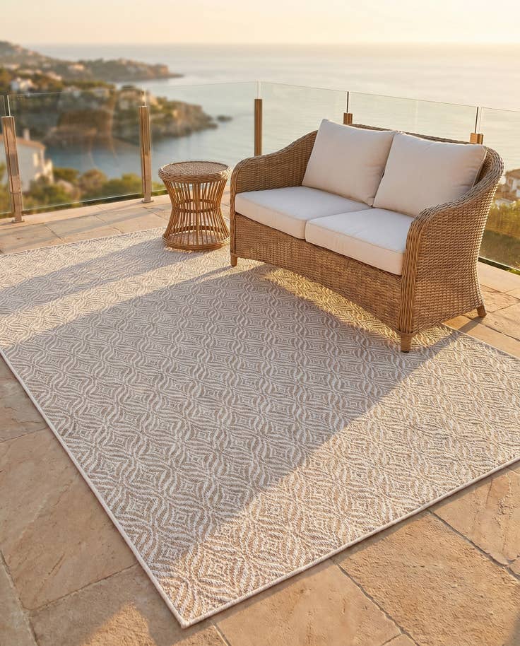 Detail image of 5' 3 x 8' Easy-Clean Lattice Indoor / Outdoor Rug