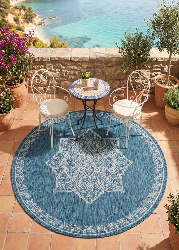 5' 3 x 5' 3 Easy-Clean Traditional Indoor / Outdoor Round Rug