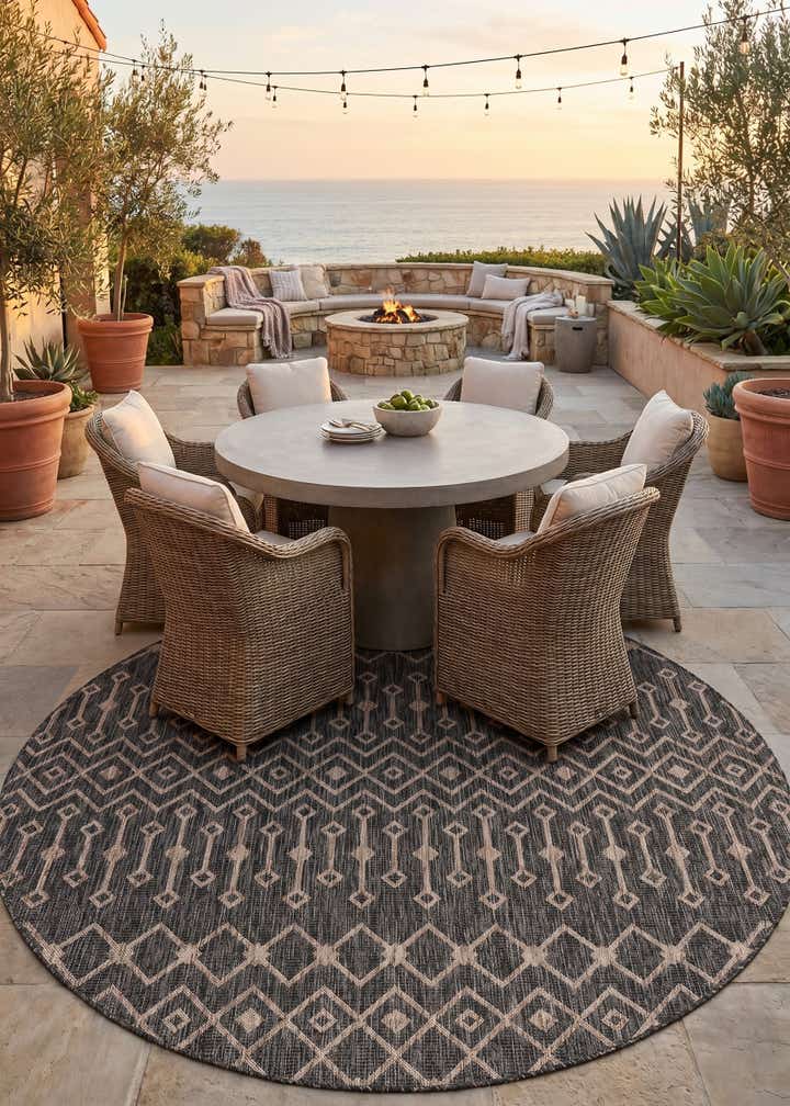 7' 10 x 7' 10 Easy-Clean Lattice Indoor / Outdoor Round Rug