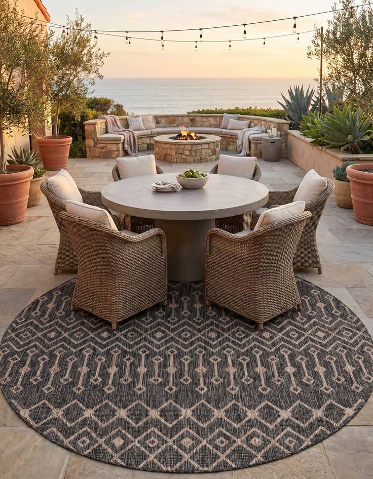Detail image of 7' 10 x 7' 10 Easy-Clean Lattice Indoor / Outdoor Round Rug