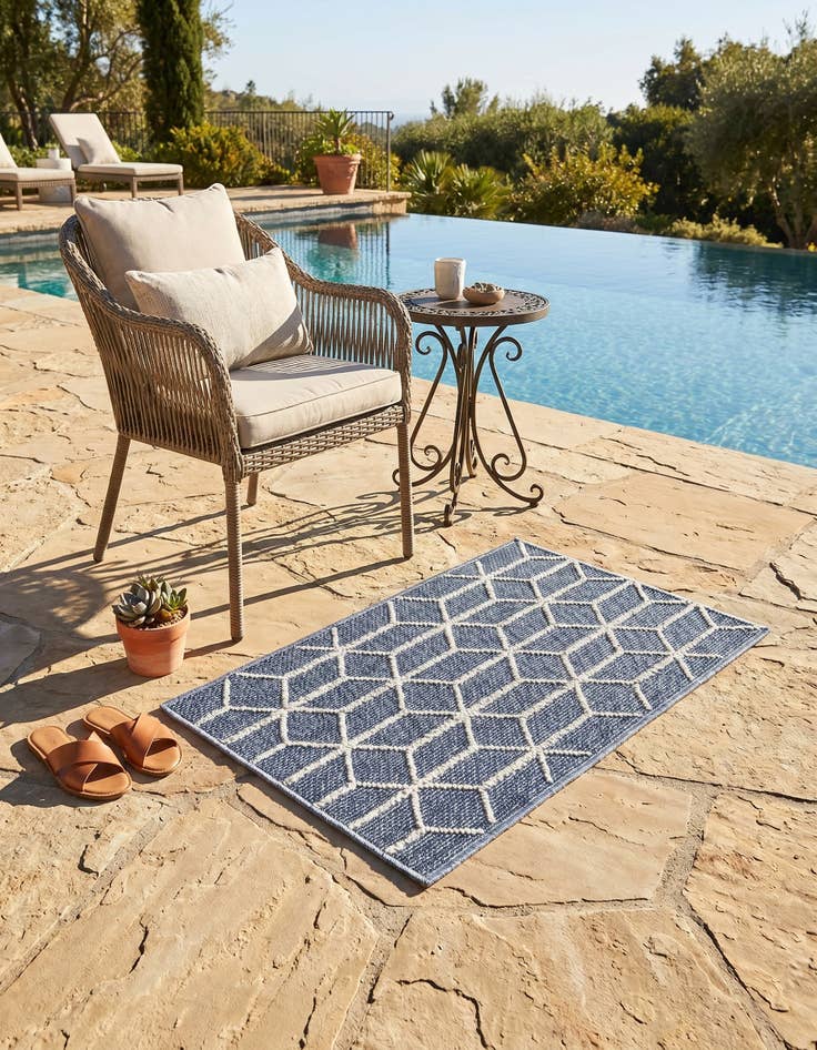 Detail image of 2' x 3' 1 Easy-Clean Trellis Indoor / Outdoor Rug