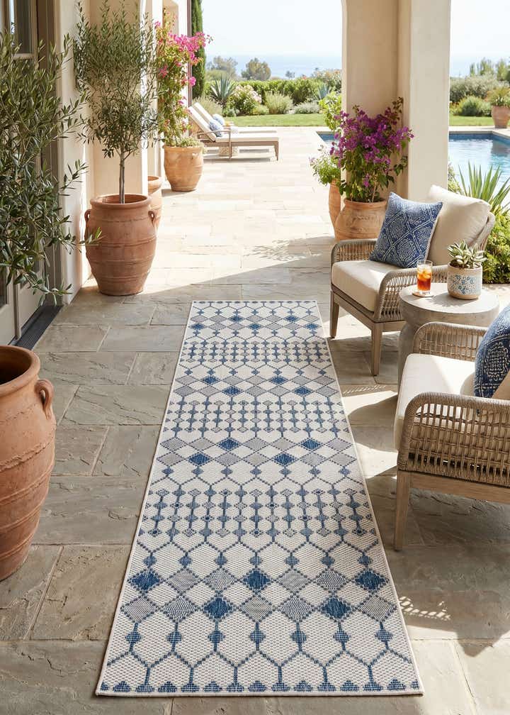 2' 7 x 10' Easy-Clean Trellis Indoor / Outdoor Runner Rug