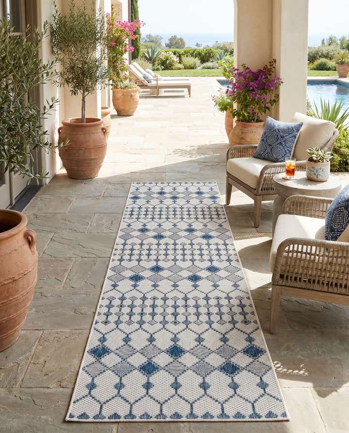 2' 7 x 10' Easy-Clean Trellis Indoor / Outdoor Runner Rug