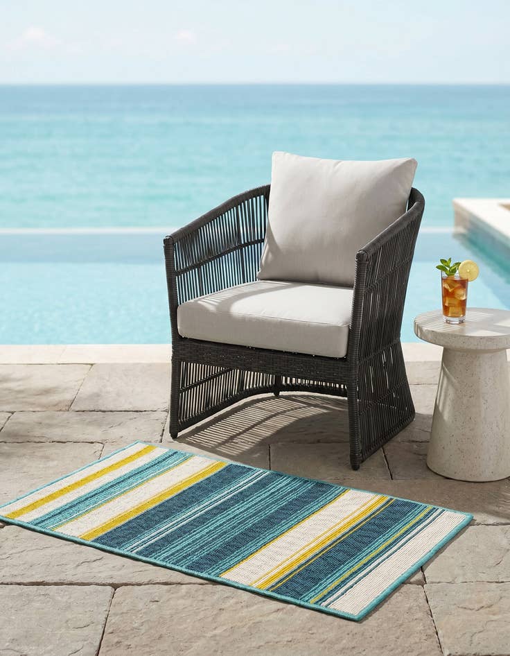 Detail image of 2' x 3' Easy-Clean Border Indoor / Outdoor Rug