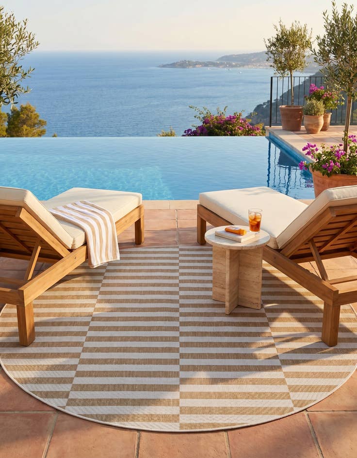 Detail image of 7' 10 x 7' 10 Easy-Clean Striped Indoor / Outdoor Round Rug