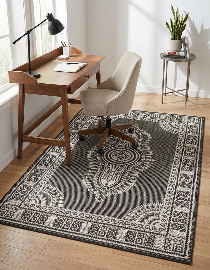 Detail image of 4' x 6' Easy-Clean Traditional Indoor / Outdoor Rug