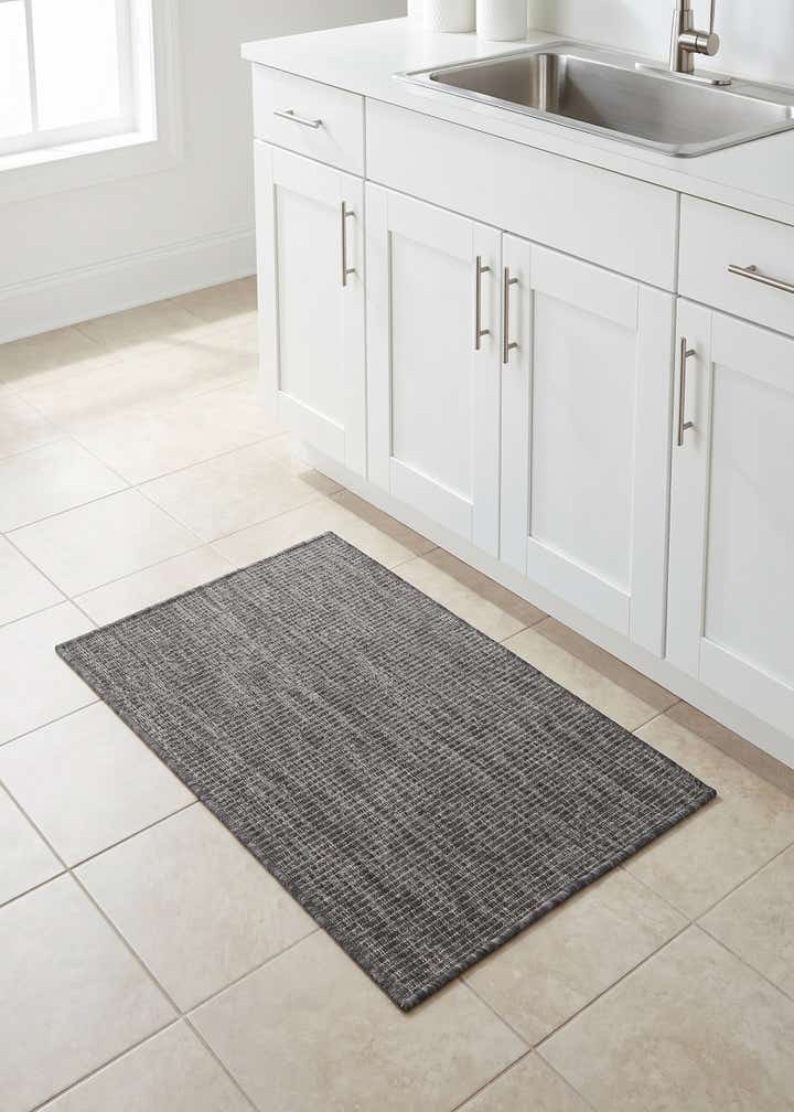 2' x 3' 1 Easy-Clean Solid Indoor / Outdoor Rug