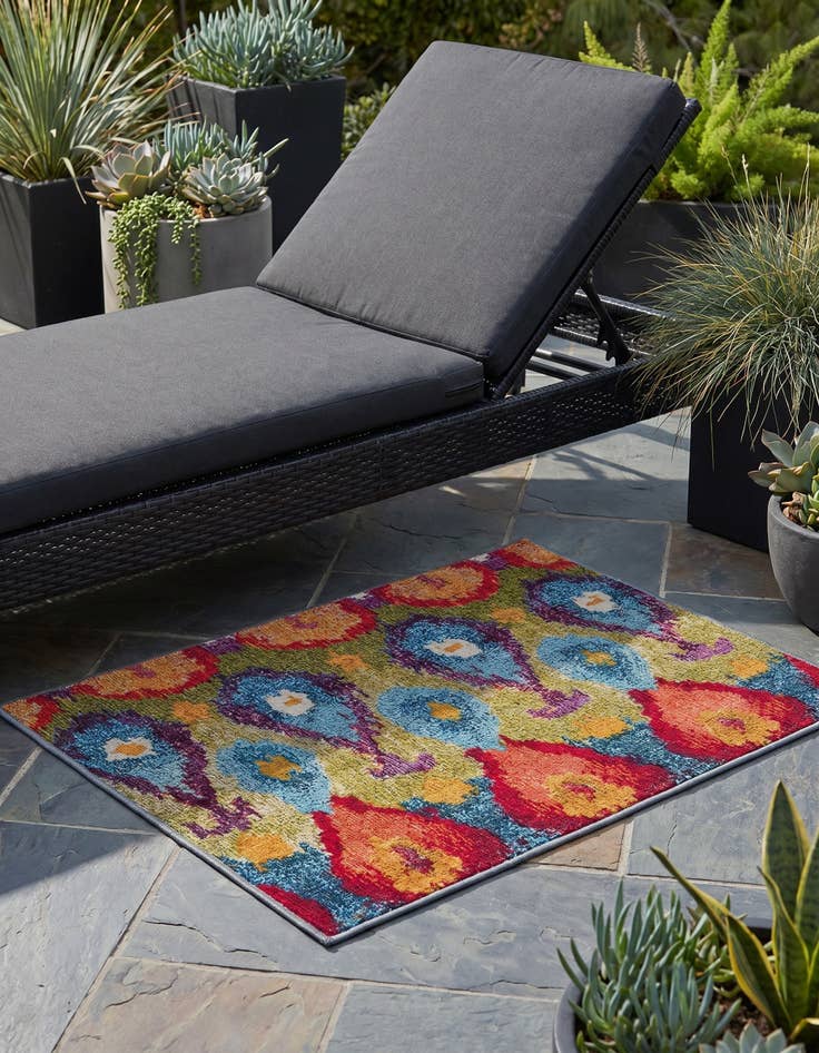Detail image of 2' 2 x 3' Easy-Clean Modern Indoor / Outdoor Rug