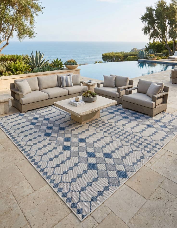 Detail image of 9' x 12' Easy-Clean Lattice Indoor / Outdoor Rug