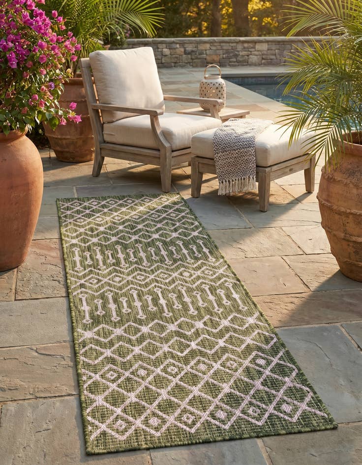 Detail image of 2' x 6' Easy-Clean Lattice Indoor / Outdoor Runner Rug