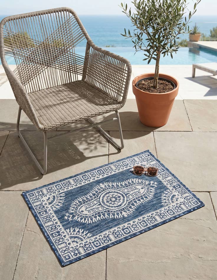 Detail image of 2' x 3' Easy-Clean Traditional Indoor / Outdoor Rug