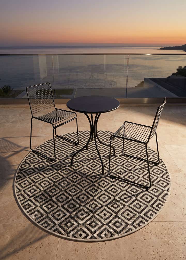5' 3 x 5' 3 Easy-Clean Jill Zarin Costa Rica Indoor / Outdoor Round Rug