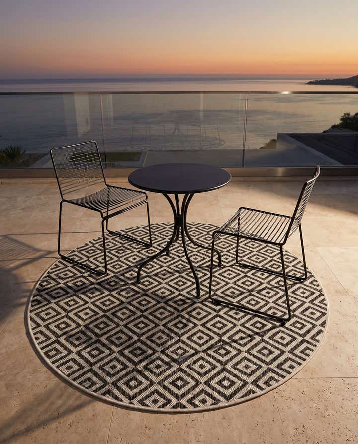 5' 3 x 5' 3 Easy-Clean Jill Zarin Costa Rica Indoor / Outdoor Round Rug