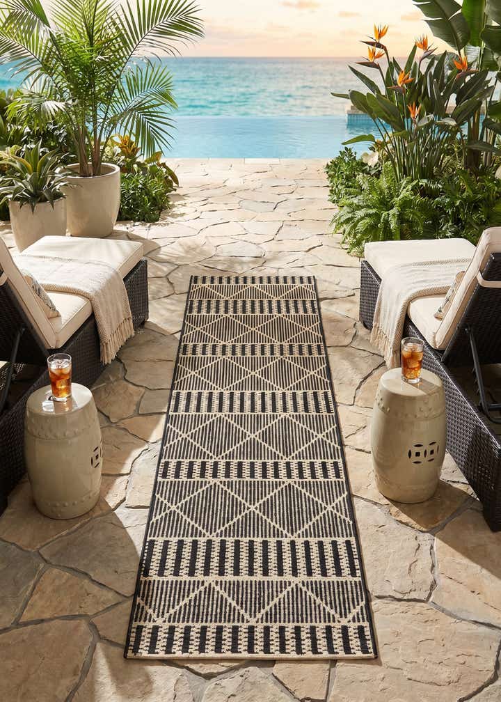 2' x 7' Easy-Clean Lattice Indoor / Outdoor Runner Rug
