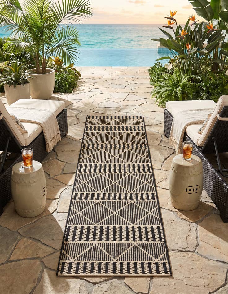Detail image of 2' x 7' Easy-Clean Lattice Indoor / Outdoor Runner Rug