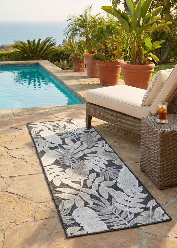 2' 2 x 6' Easy-Clean Botanical Indoor / Outdoor Runner Rug