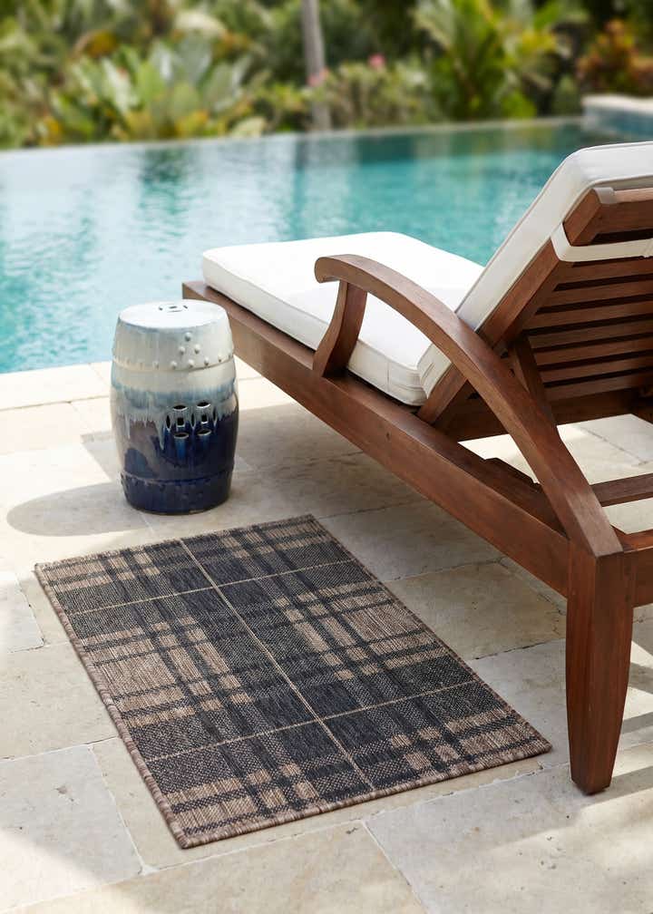 2' x 3' Easy-Clean Checkered Indoor / Outdoor Rug