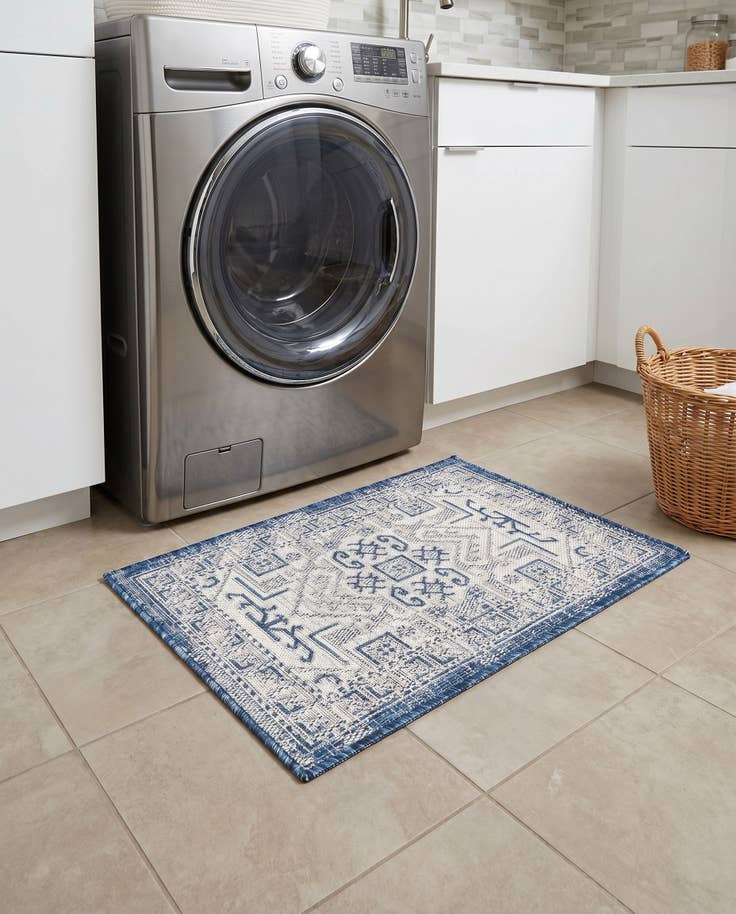 Detail image of 2' x 3' Easy-Clean Aztec Indoor / Outdoor Rug