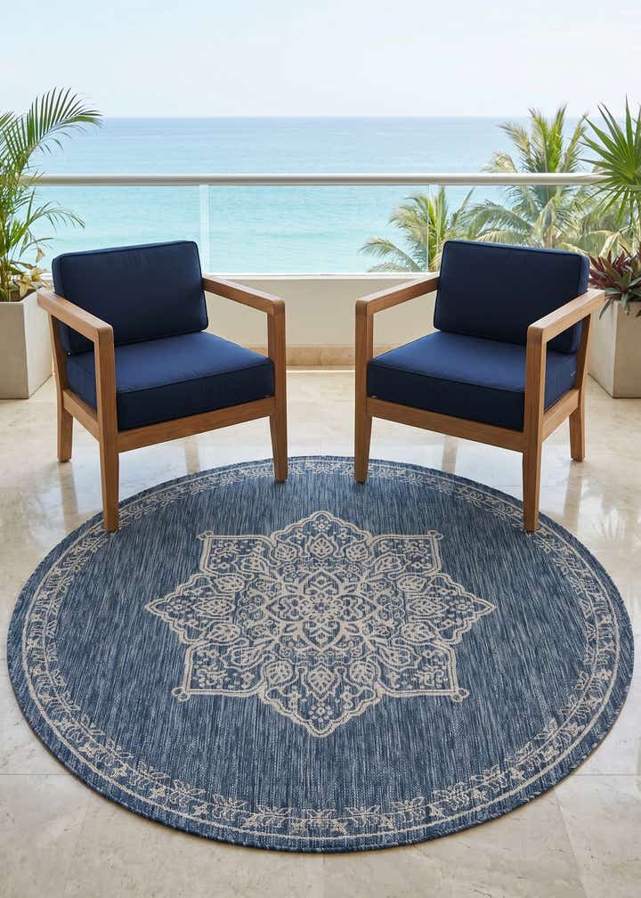 5' 3 x 5' 3 Easy-Clean Traditional Indoor / Outdoor Round Rug