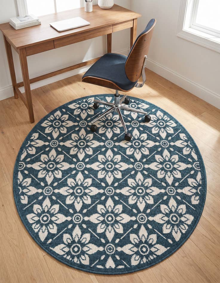 Detail image of 4' x 4' Easy-Clean Lattice Indoor / Outdoor Round Rug