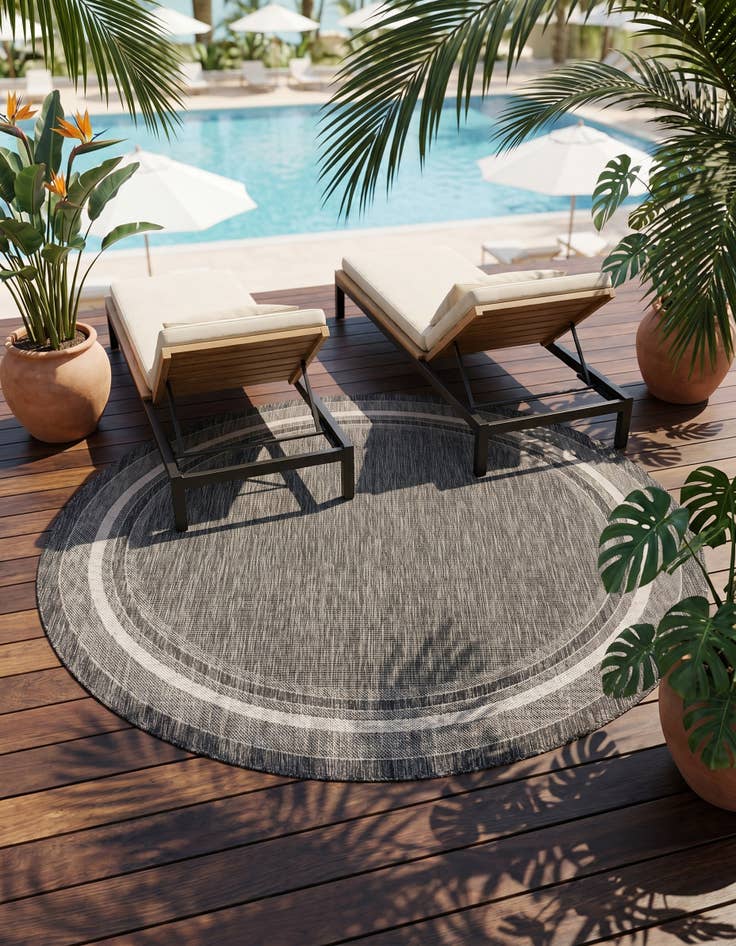 Detail image of 5' 3 x 5' 3 Easy-Clean Border Indoor / Outdoor Round Rug