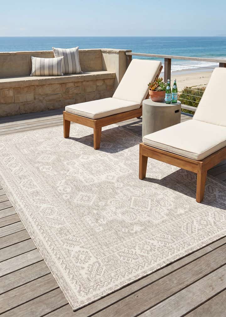 5' 3 x 8' Easy-Clean Aztec Indoor / Outdoor Rug