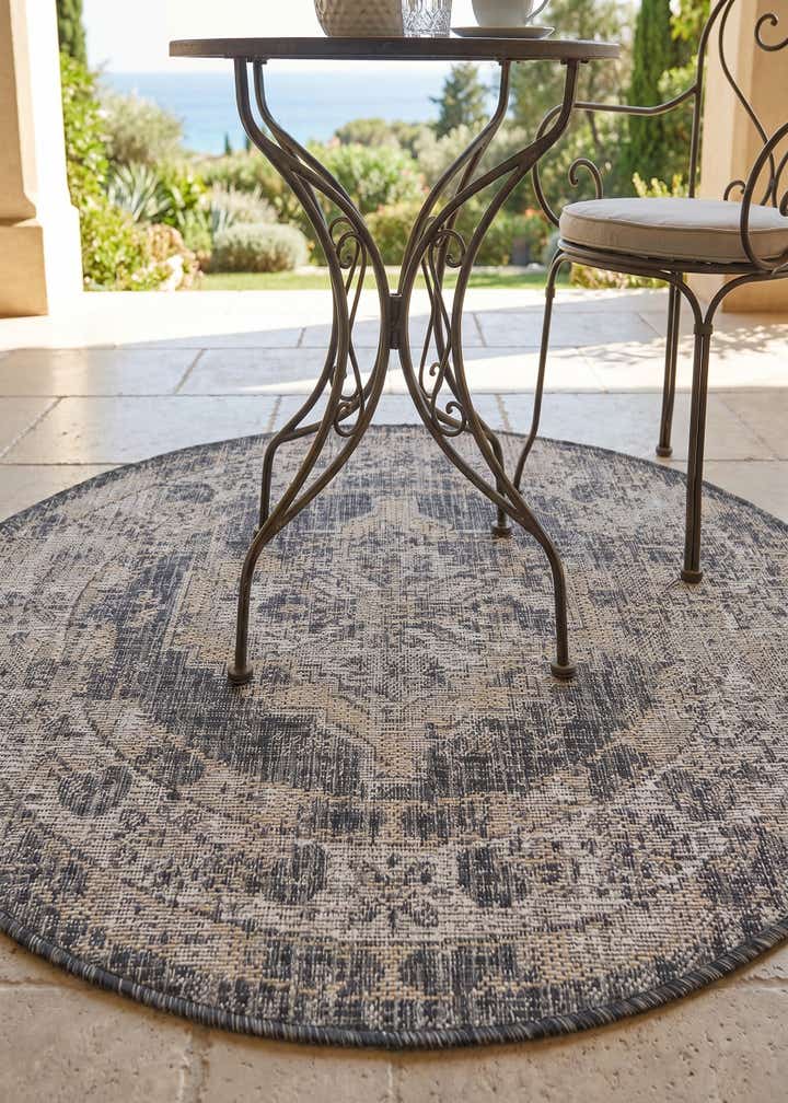 3' x 3' Easy-Clean Traditional Indoor / Outdoor Round Rug