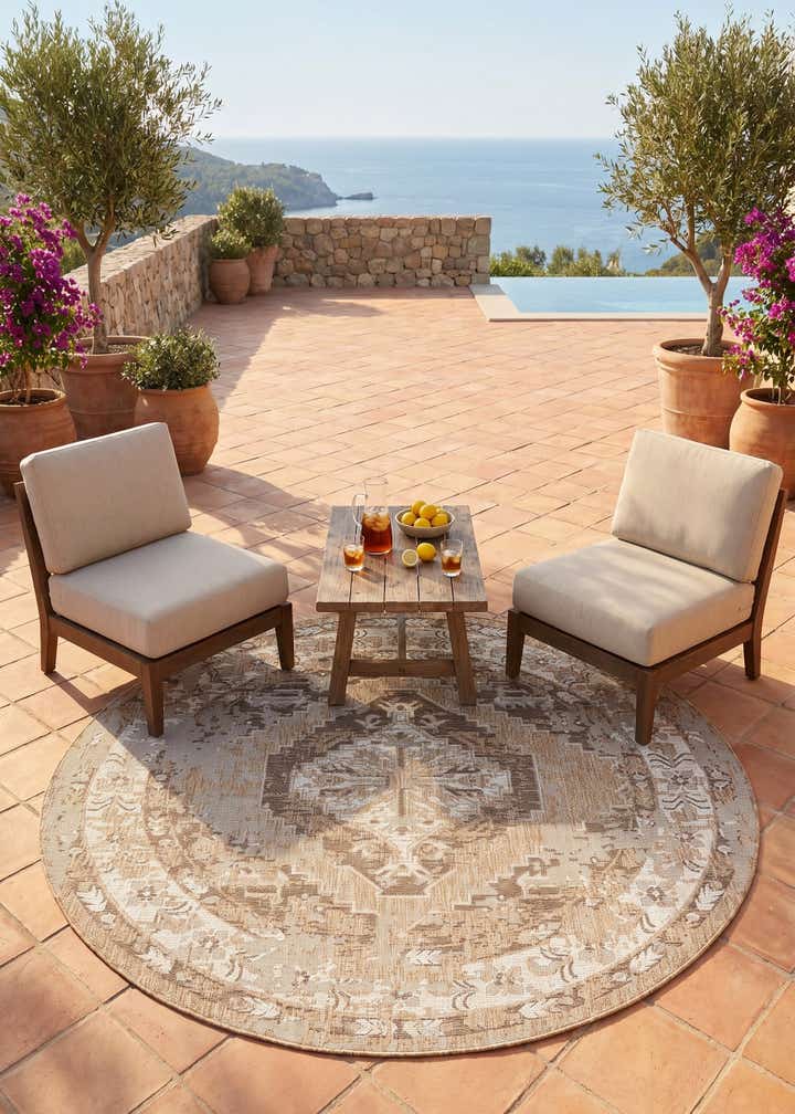 7' 10 x 7' 10 Easy-Clean Traditional Indoor / Outdoor Round Rug